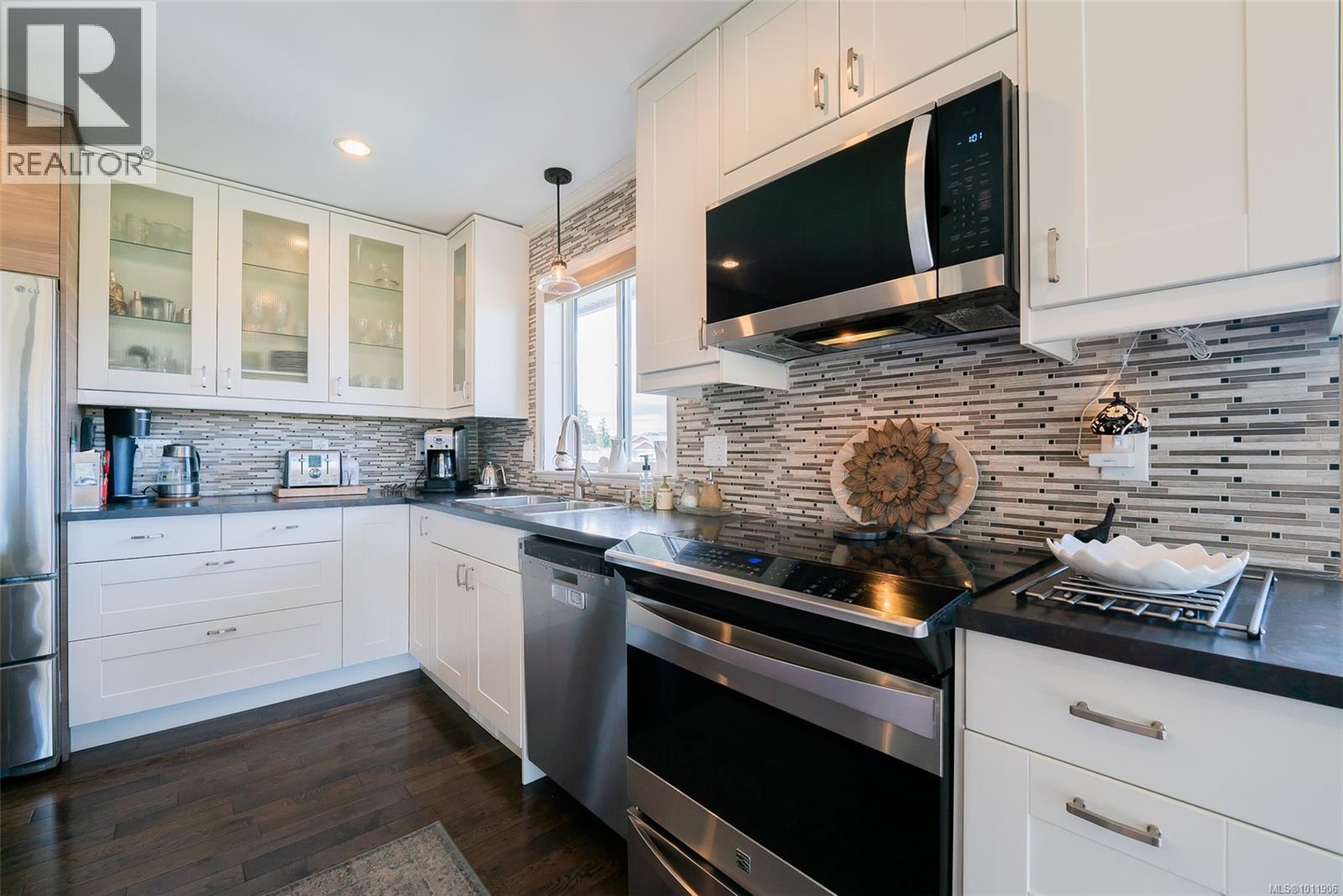 Photo 4 of 5320 Kenwill Dr, Nanaimo BC