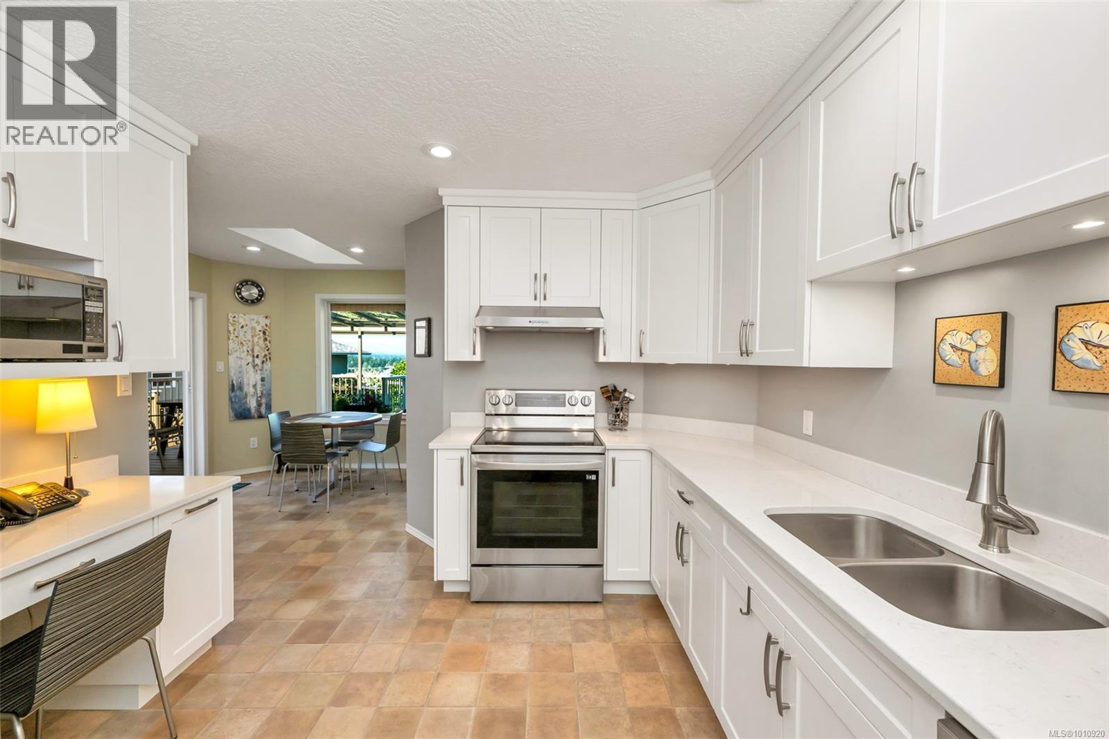 Photo 8 of 6100 Denali Dr, Duncan BC