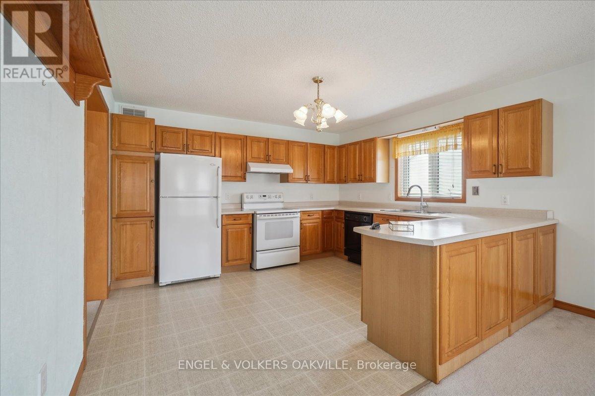 Photo 17 of 36 White Bark Way, Centre Wellington ON