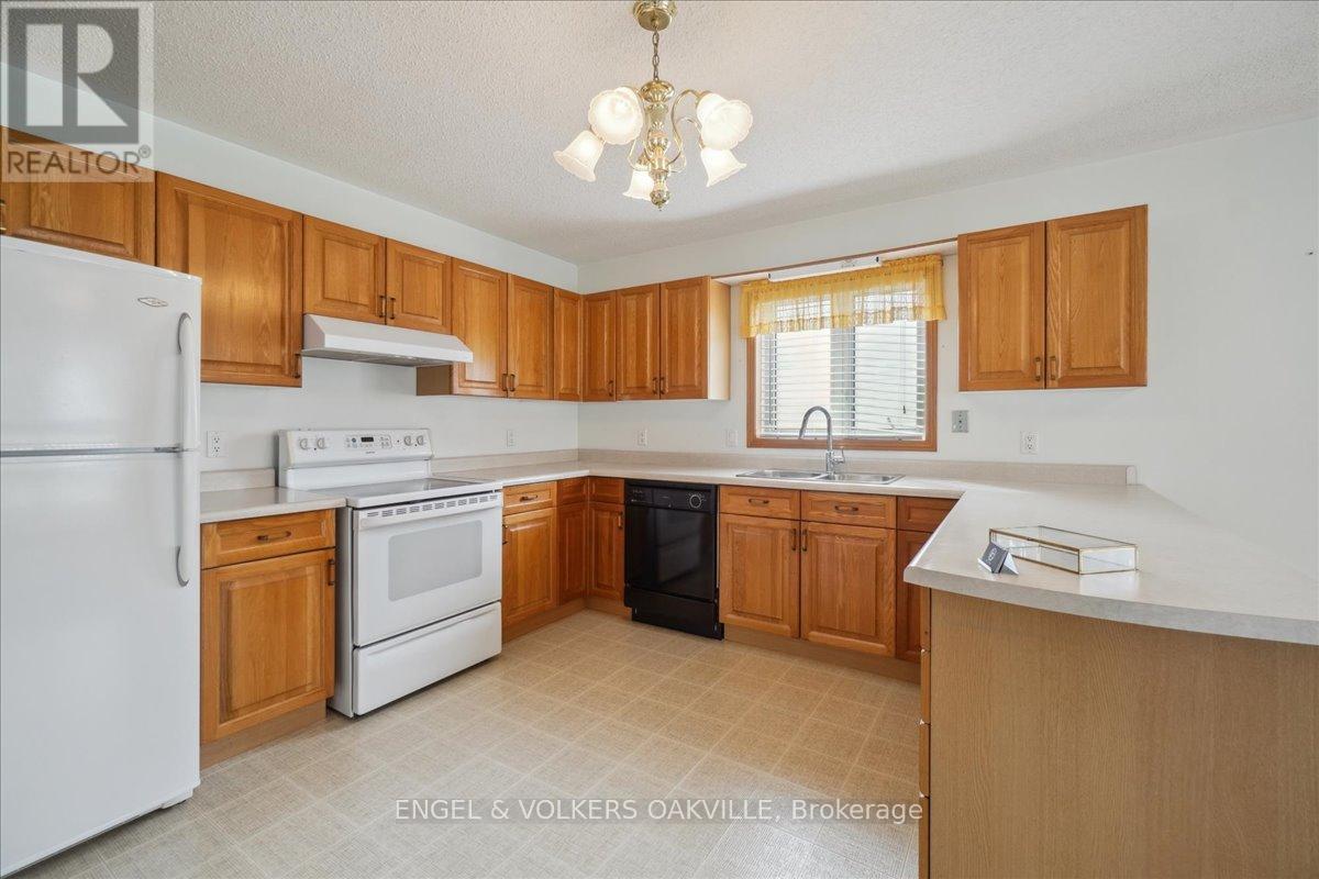 Photo 18 of 36 White Bark Way, Centre Wellington ON