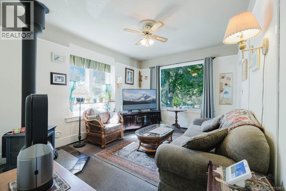 Photo 4 of 3937 Lasalle St, Saanich BC