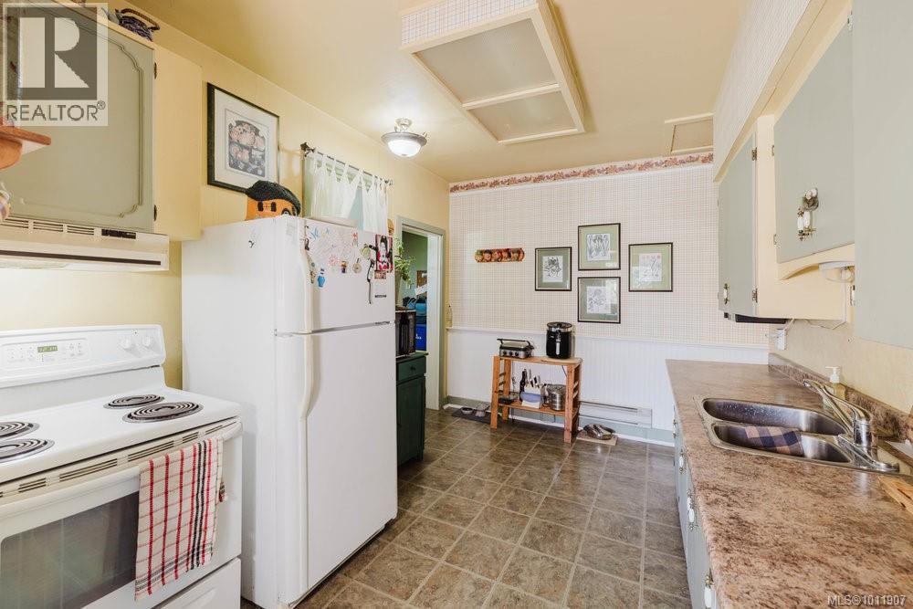 Photo 5 of 3937 Lasalle St, Saanich BC