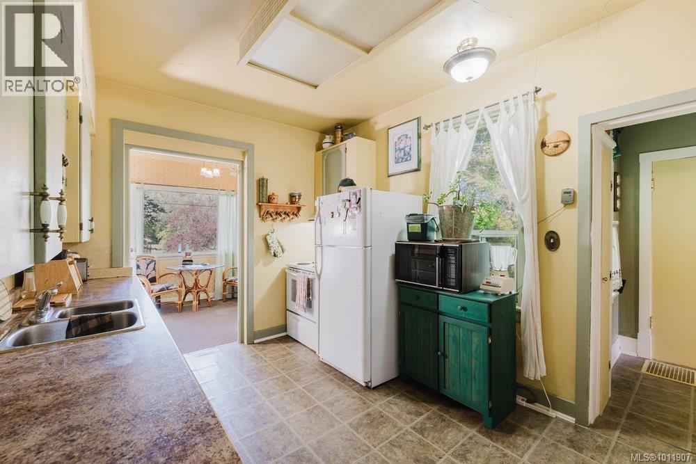 Photo 7 of 3937 Lasalle St, Saanich BC