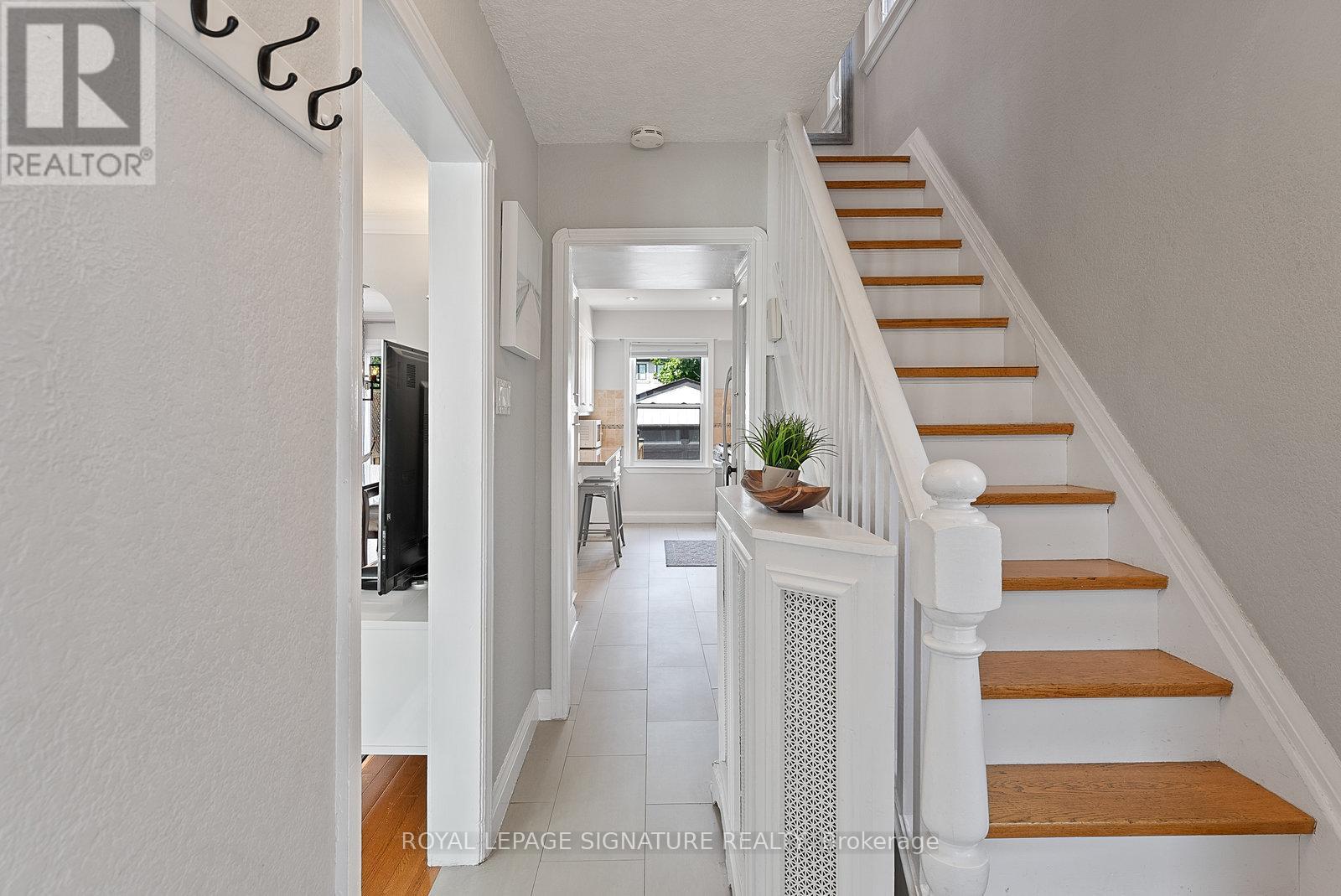 Photo 2 of 18 Vanderhoof Avenue, Toronto ON