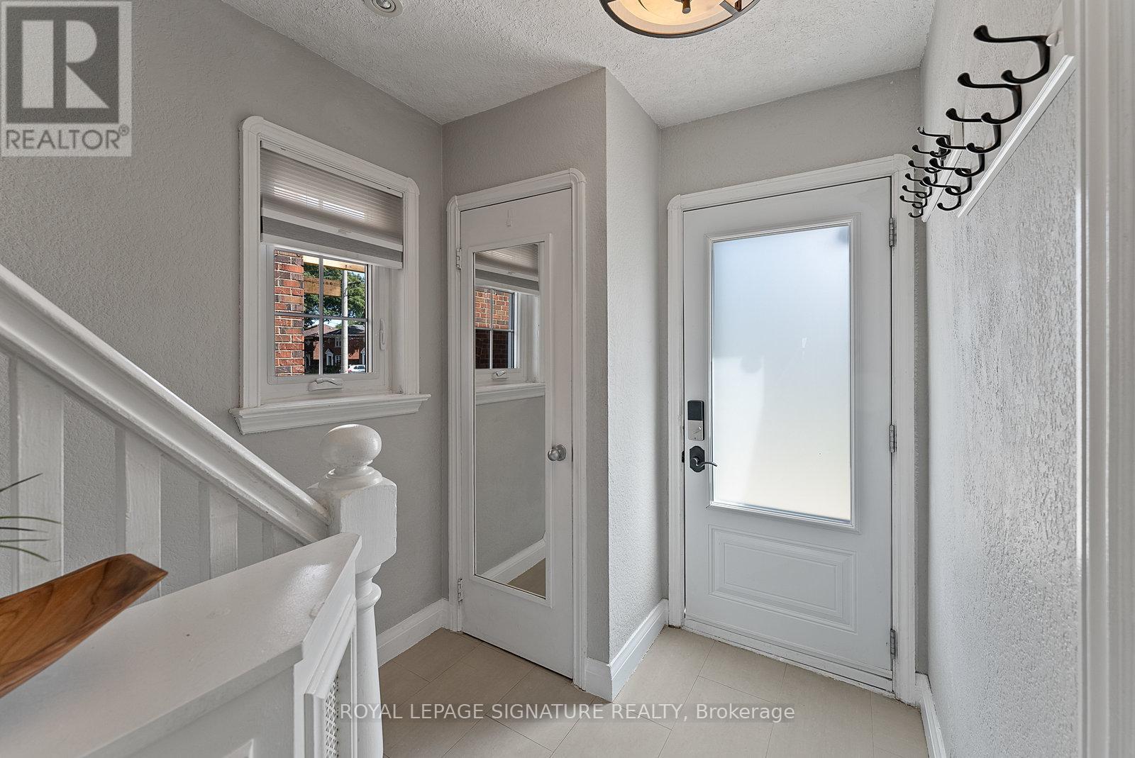 Photo 4 of 18 Vanderhoof Avenue, Toronto ON