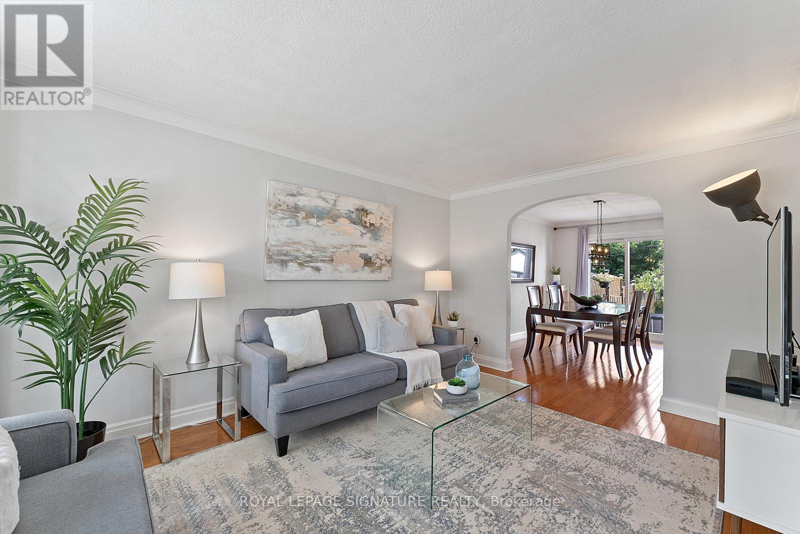 Photo 5 of 18 Vanderhoof Avenue, Toronto ON