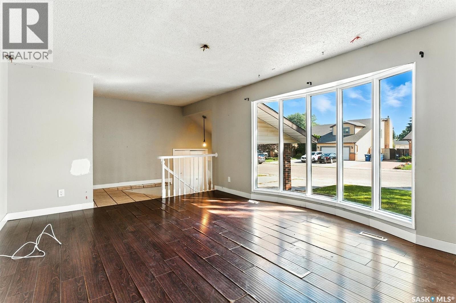 Photo 4 of 547 Sebestyen Crescent, Saskatoon SK