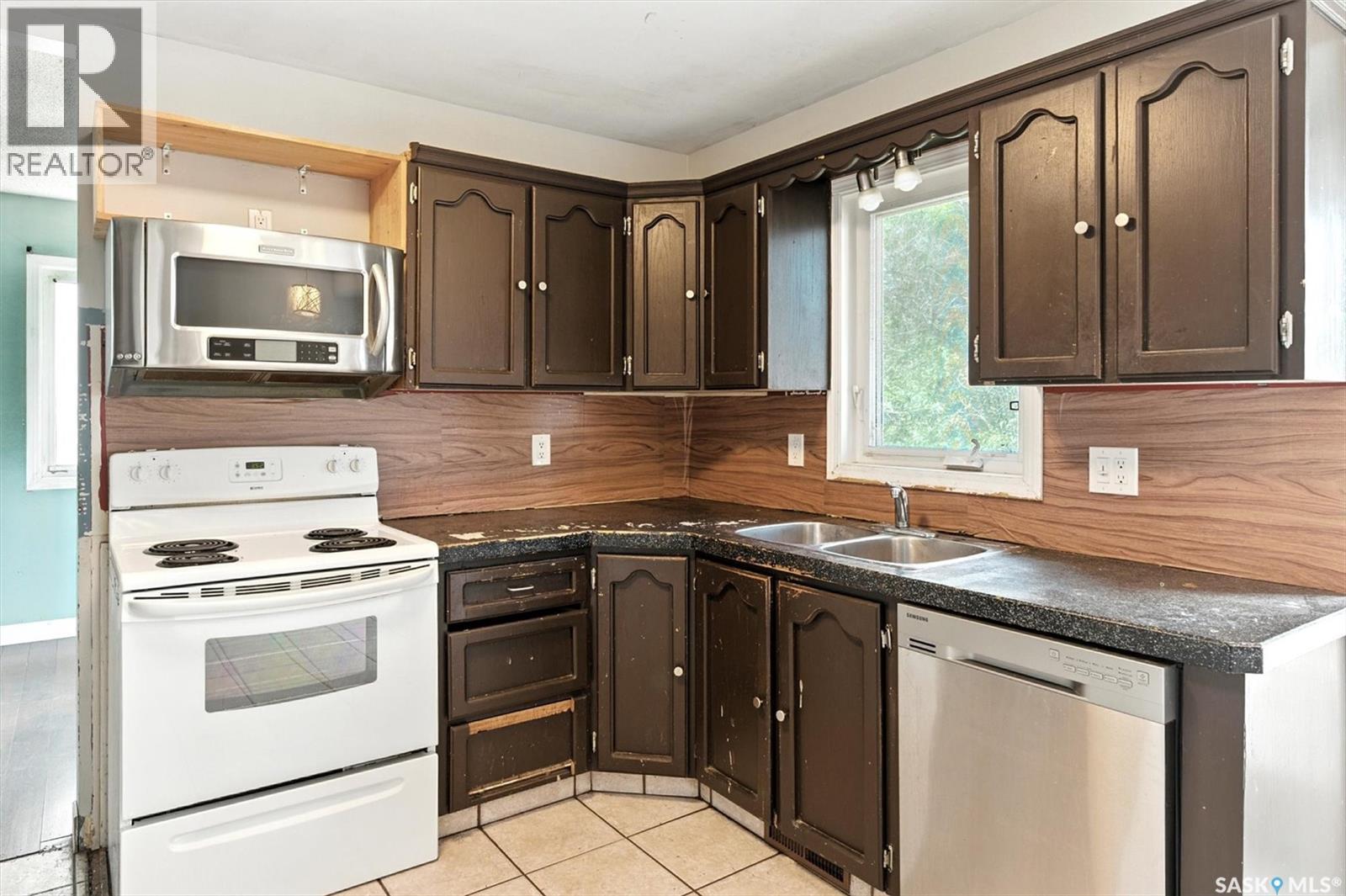 Photo 8 of 547 Sebestyen Crescent, Saskatoon SK