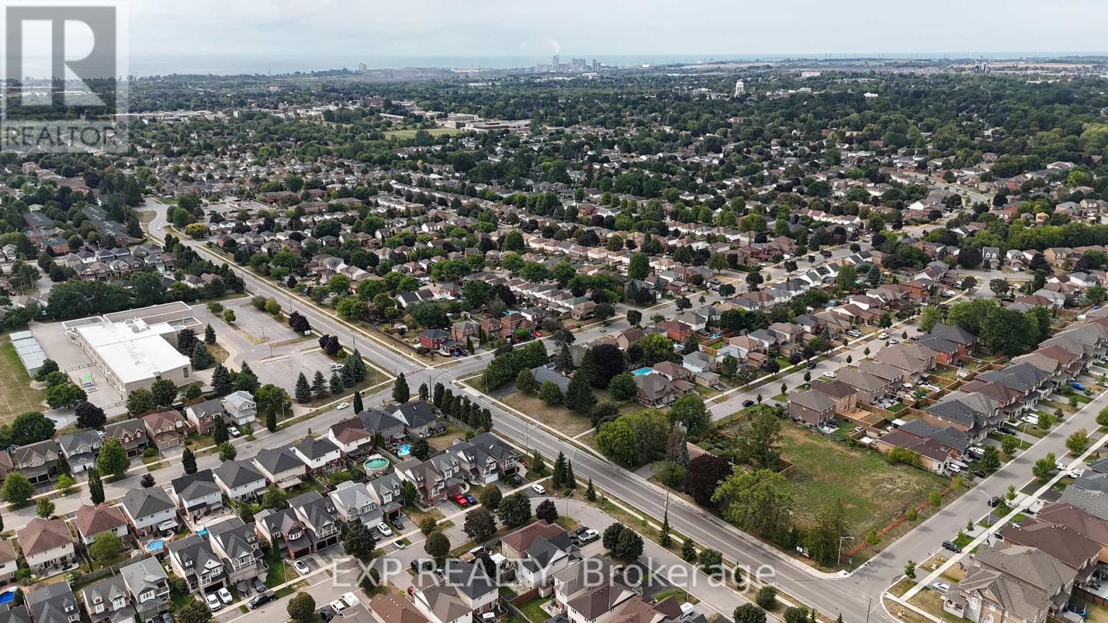 Photo 48 of 75 Hutton Place, Clarington ON