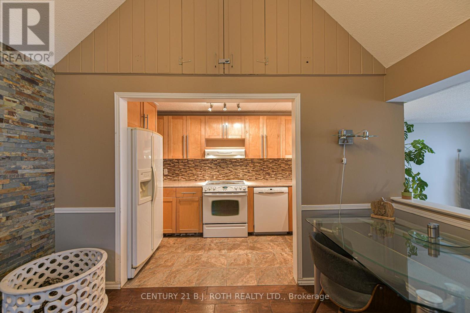 Photo 33 of 15 40 Victoria Crescent, Orillia ON