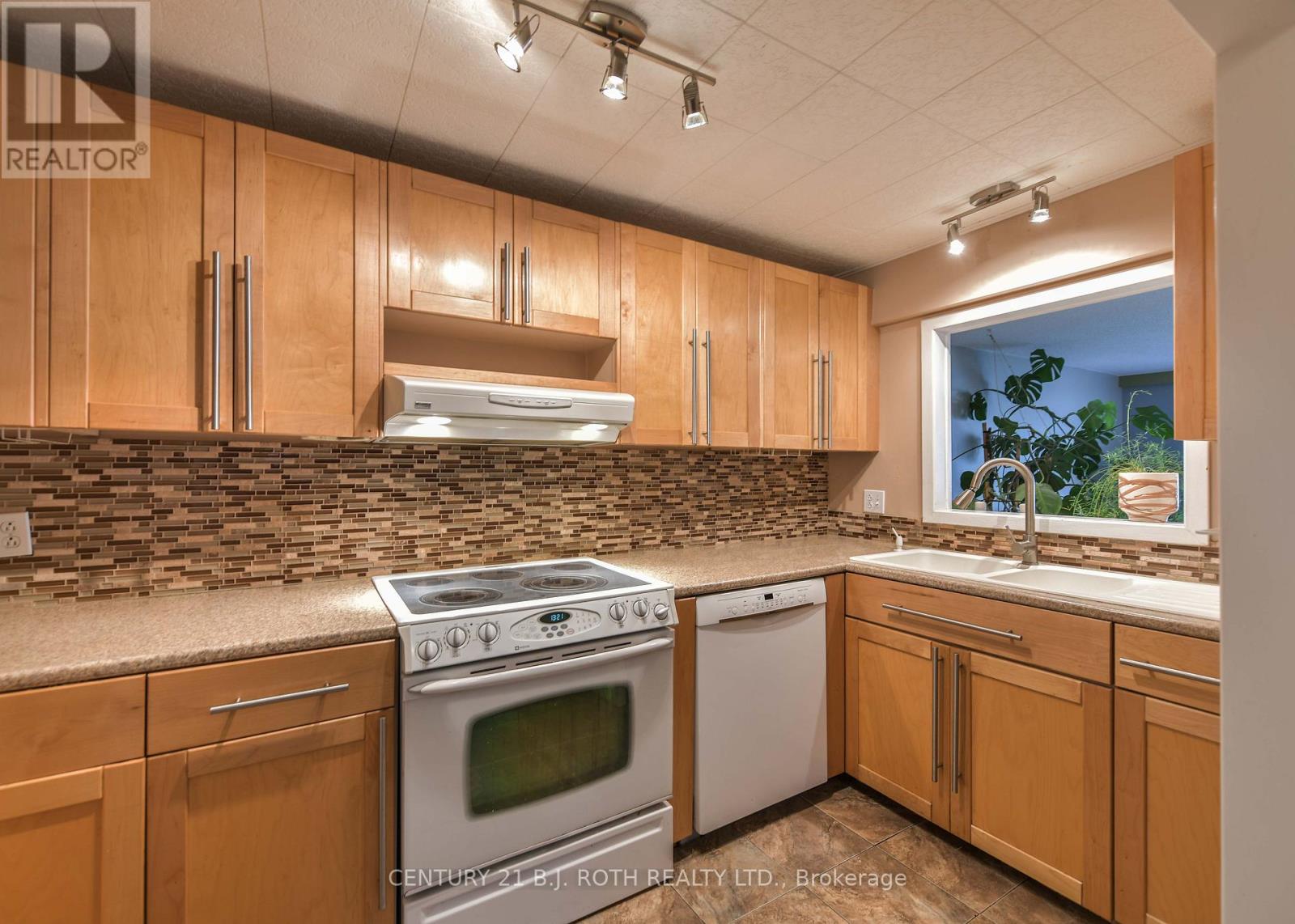 Photo 34 of 15 40 Victoria Crescent, Orillia ON