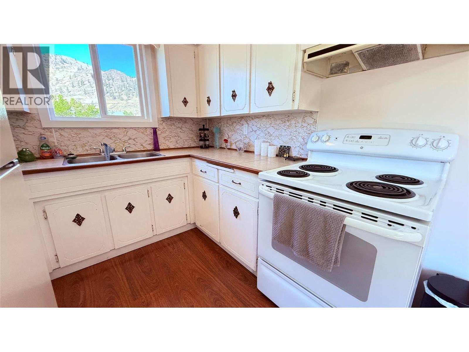 654 SIXTH Avenue, Midway