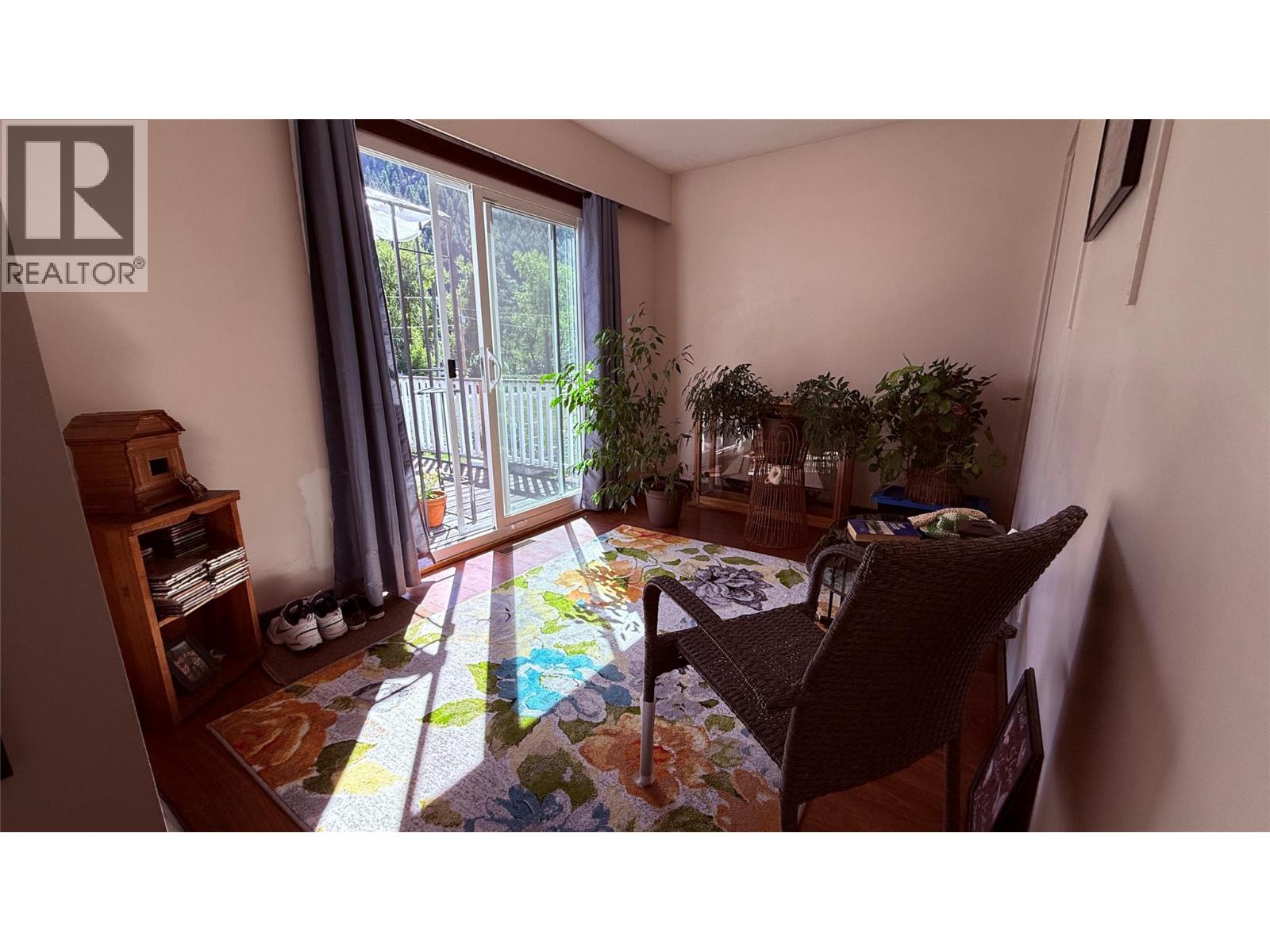 654 SIXTH Avenue, Midway
