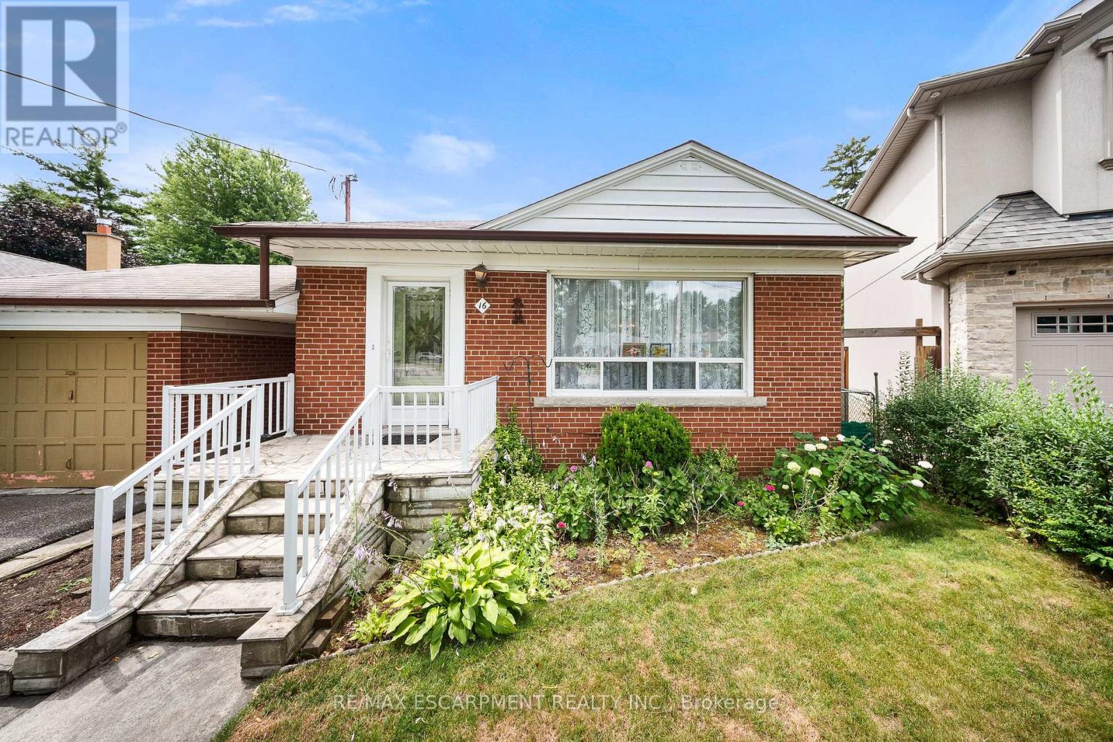 Photo 4 of 16 Northampton Drive, Toronto ON