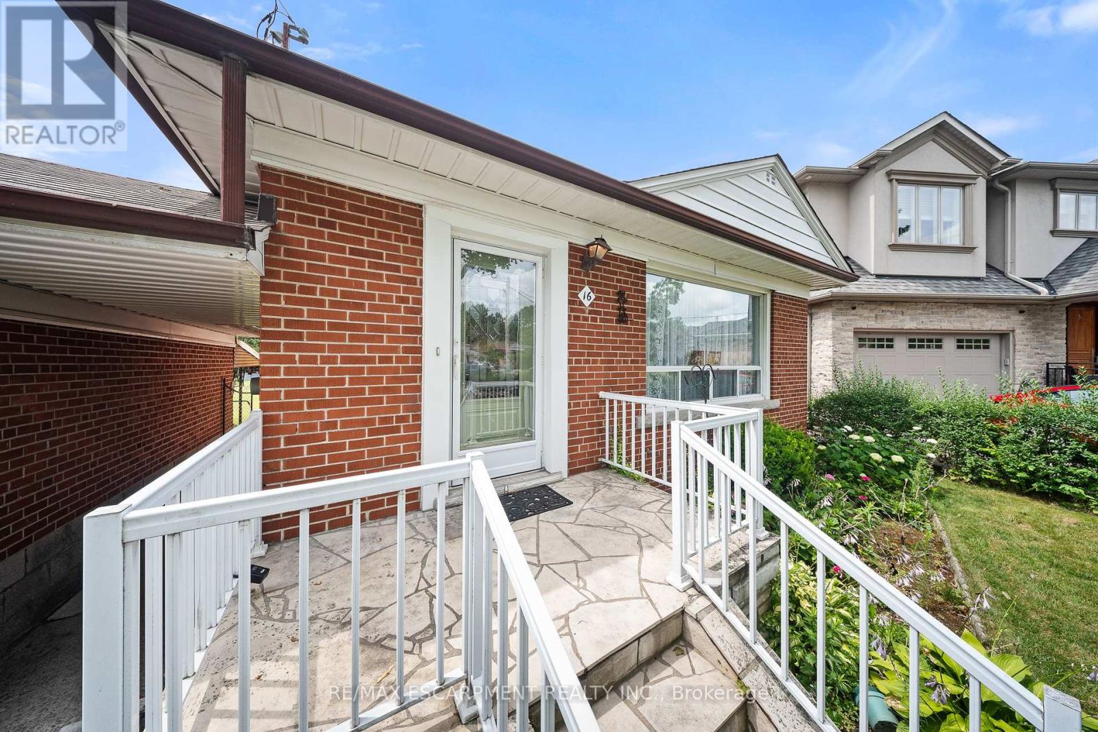 Photo 5 of 16 Northampton Drive, Toronto ON