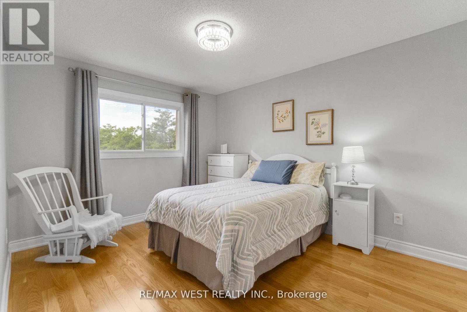 Photo 4 of 5608 Goldenbrook Drive, Mississauga ON