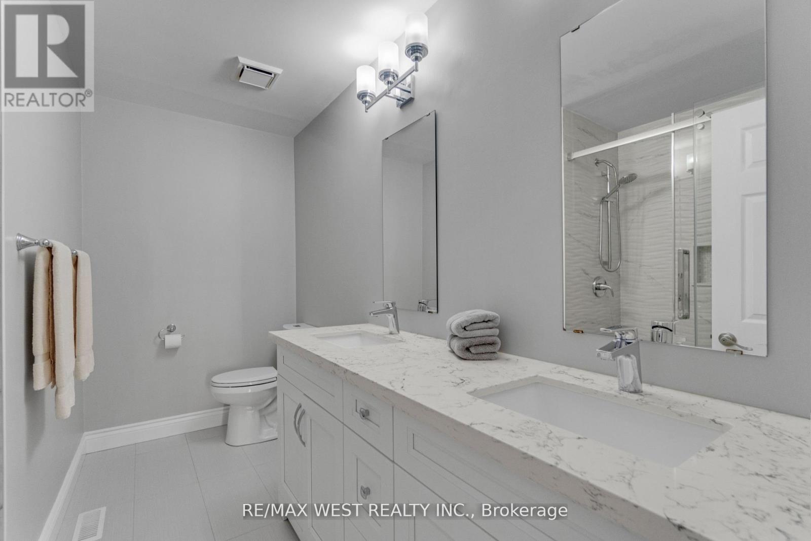 Photo 10 of 5608 Goldenbrook Drive, Mississauga ON