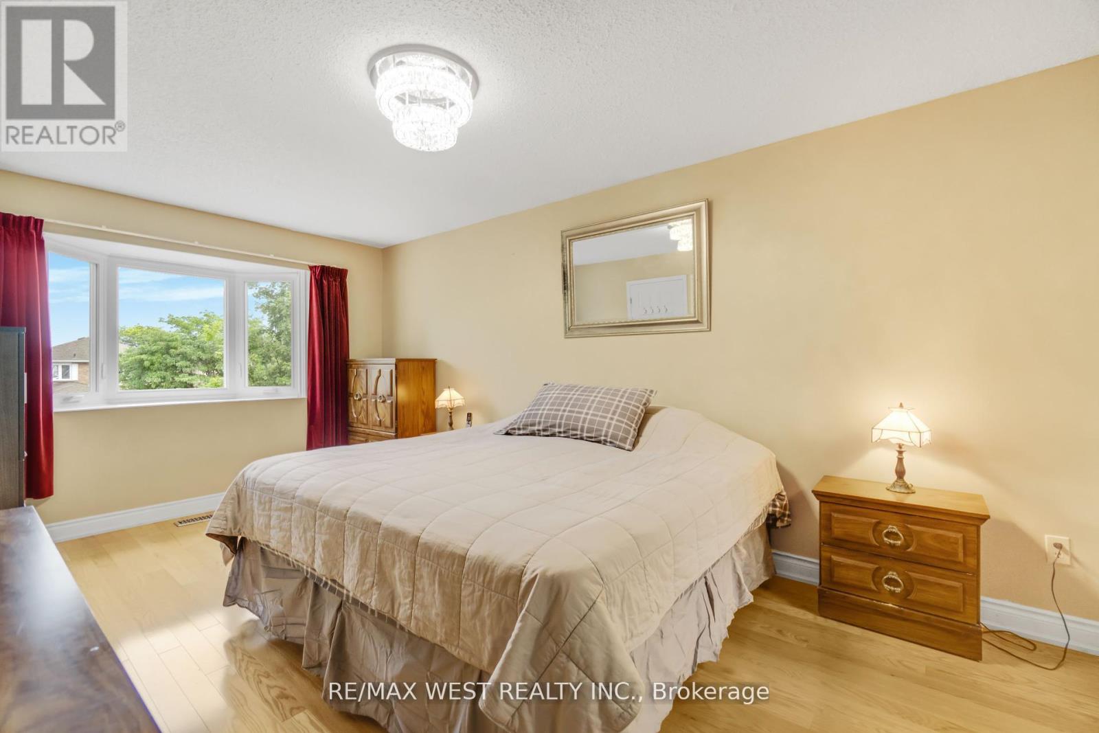 Photo 18 of 5608 Goldenbrook Drive, Mississauga ON