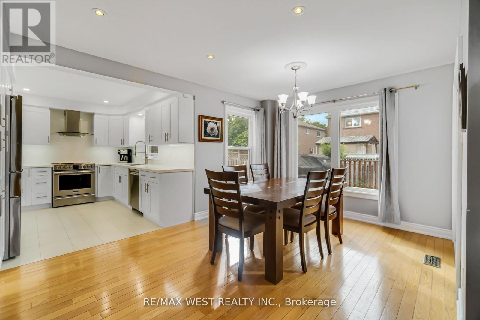Photo 12 of 5608 Goldenbrook Drive, Mississauga ON