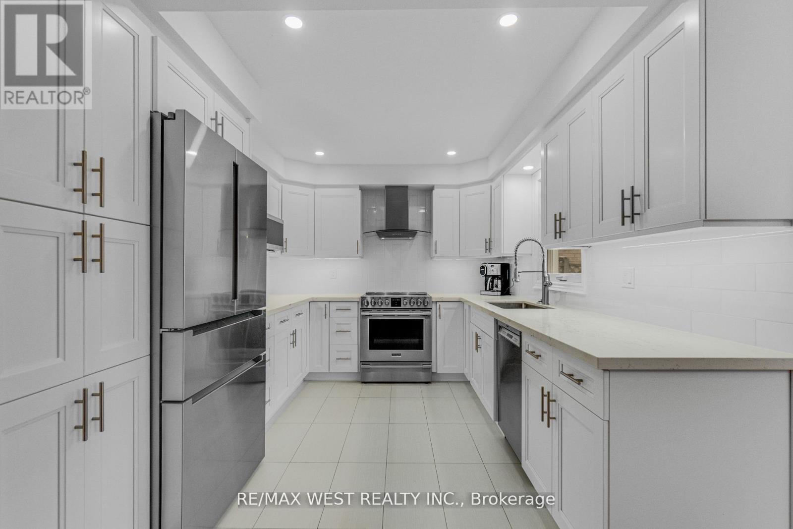 Photo 6 of 5608 Goldenbrook Drive, Mississauga ON