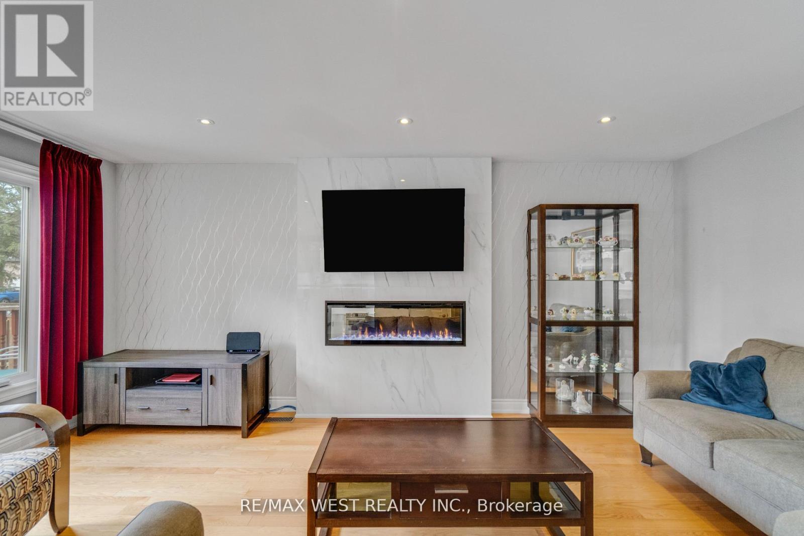 Photo 9 of 5608 Goldenbrook Drive, Mississauga ON