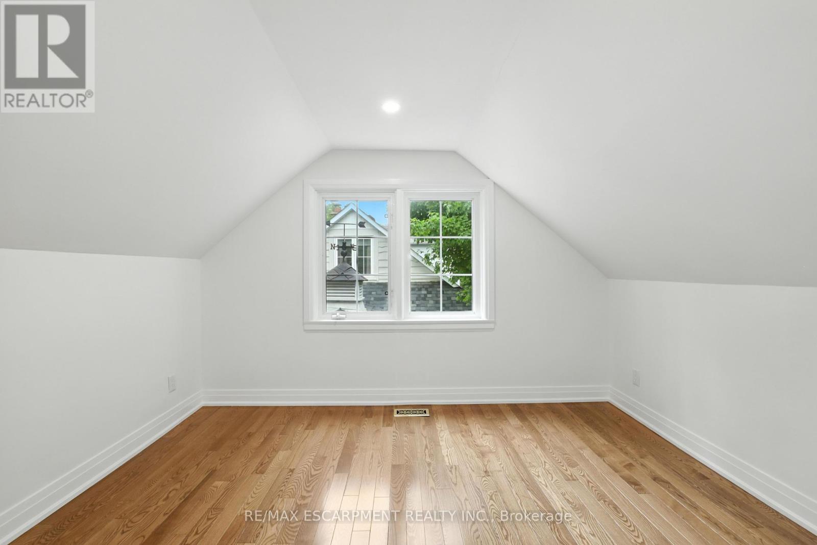 Photo 24 of 821 Shadeland Avenue, Burlington ON