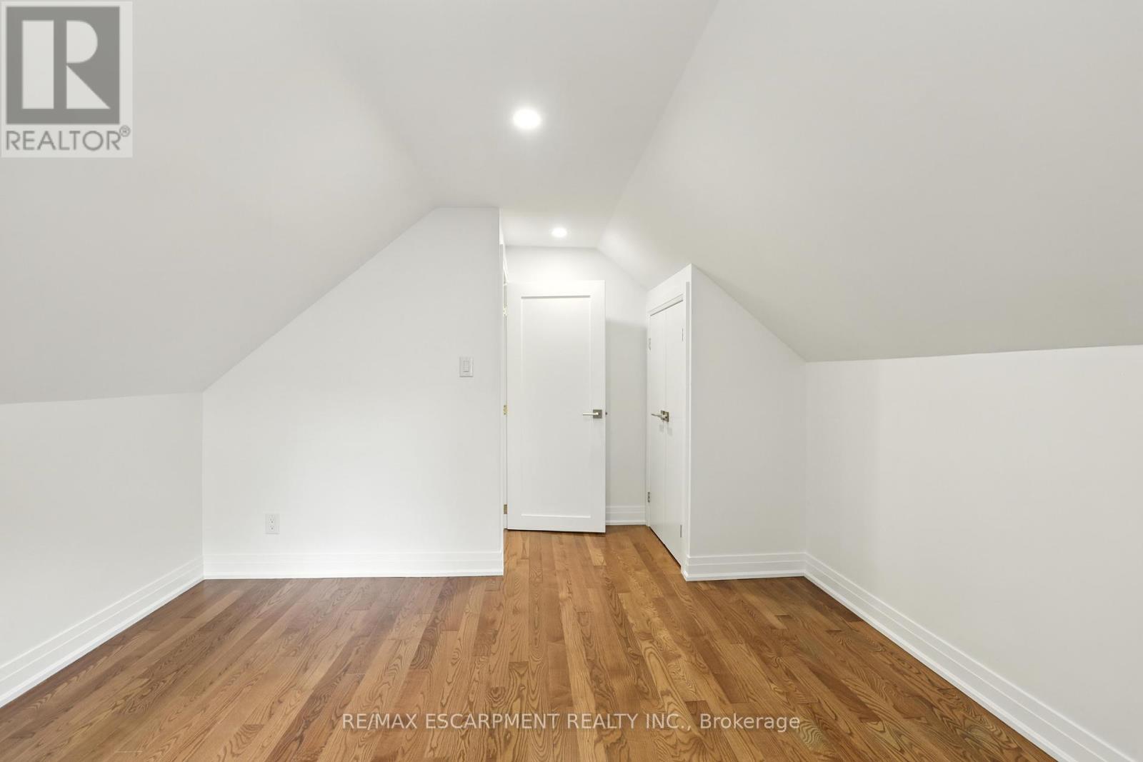 Photo 25 of 821 Shadeland Avenue, Burlington ON