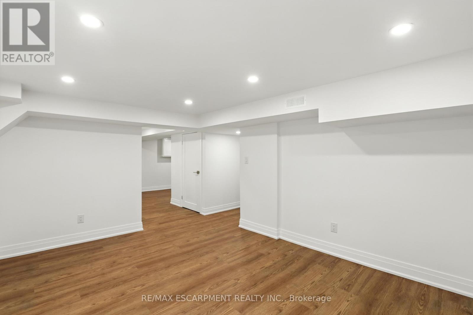 Photo 31 of 821 Shadeland Avenue, Burlington ON