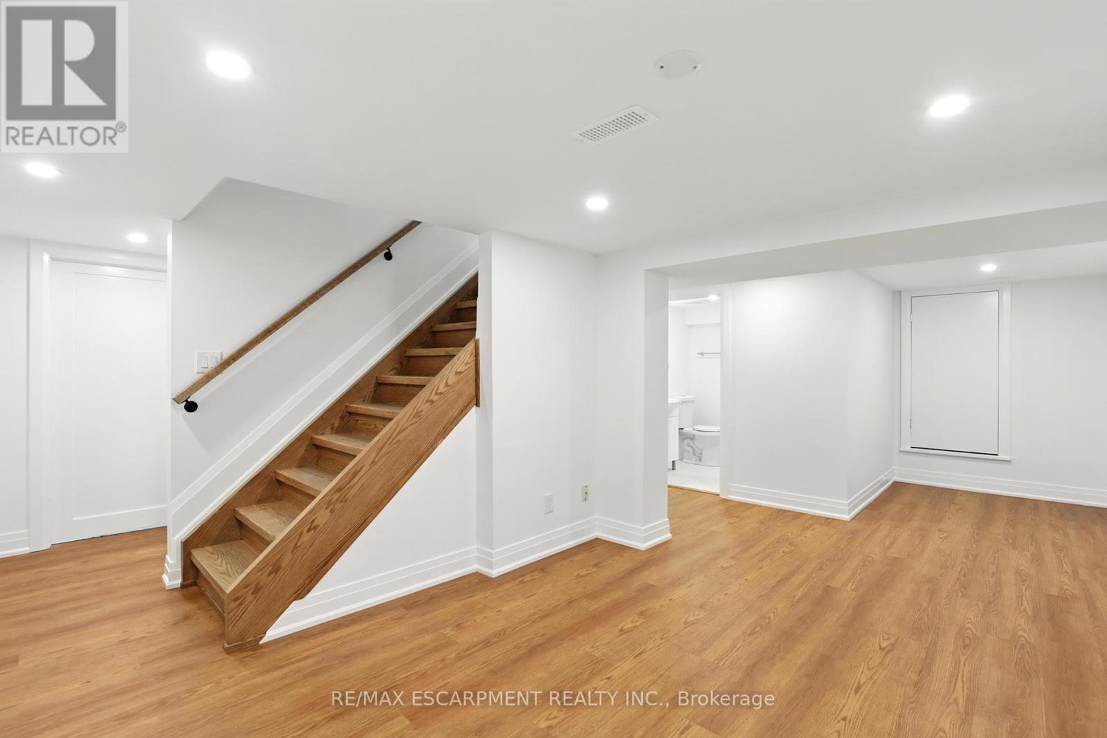 Photo 28 of 821 Shadeland Avenue, Burlington ON