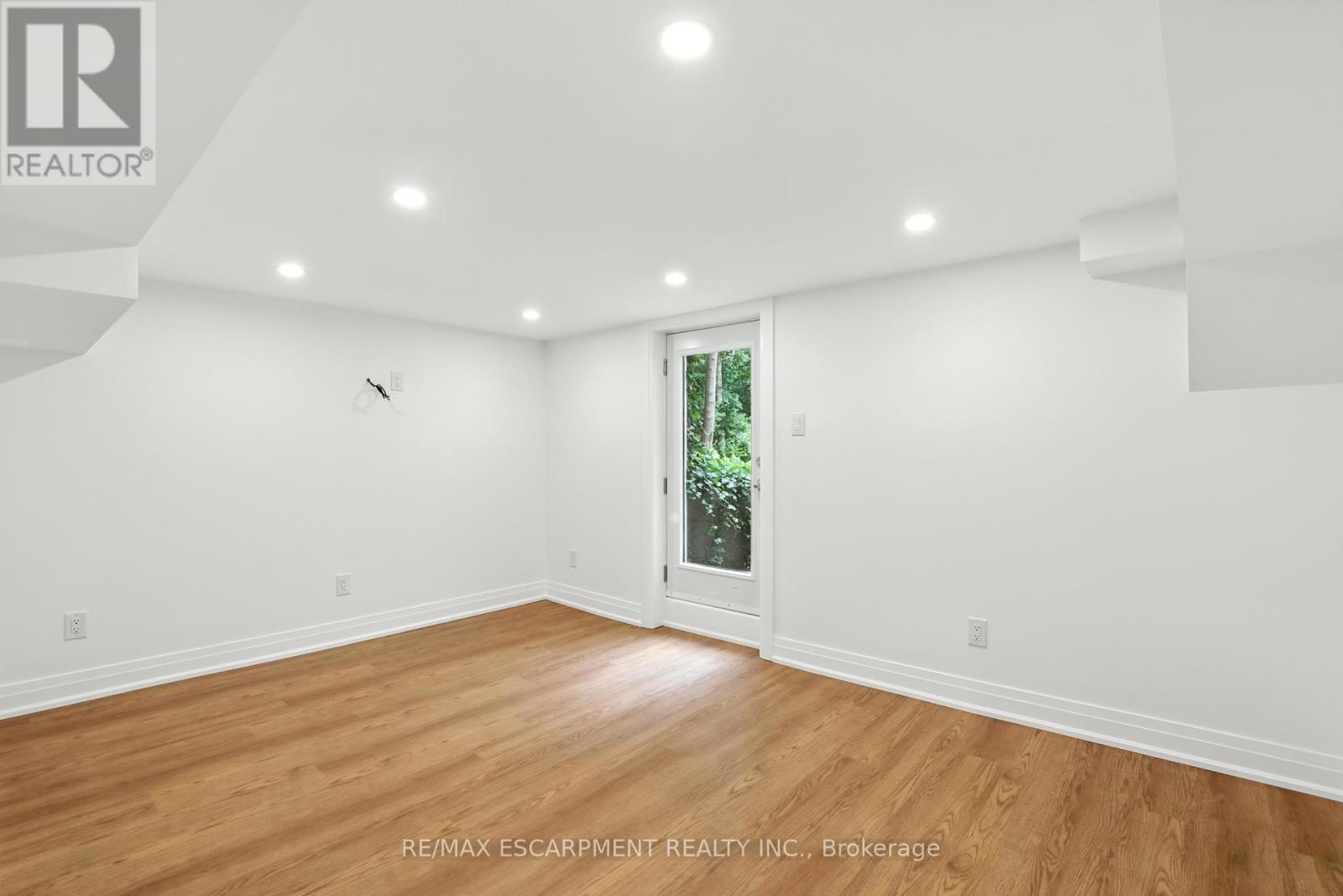Photo 30 of 821 Shadeland Avenue, Burlington ON