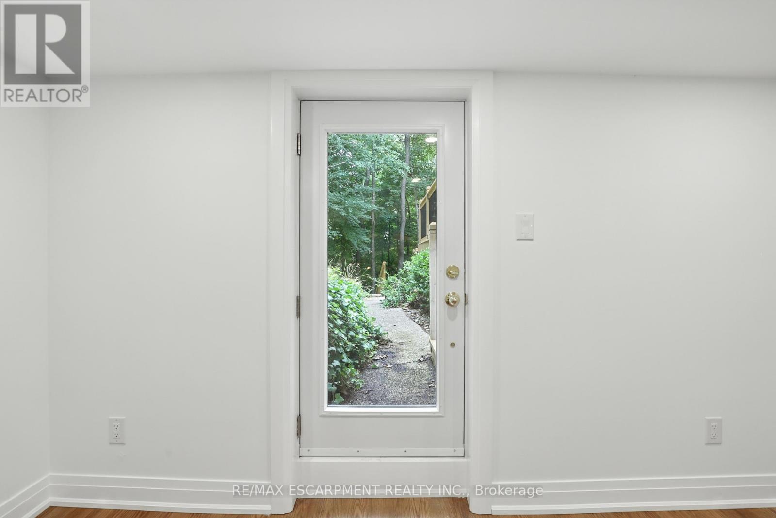 Photo 32 of 821 Shadeland Avenue, Burlington ON