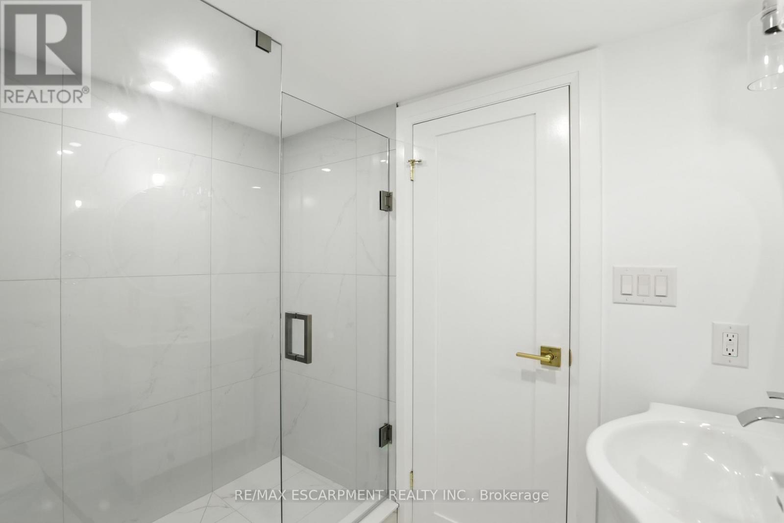 Photo 34 of 821 Shadeland Avenue, Burlington ON