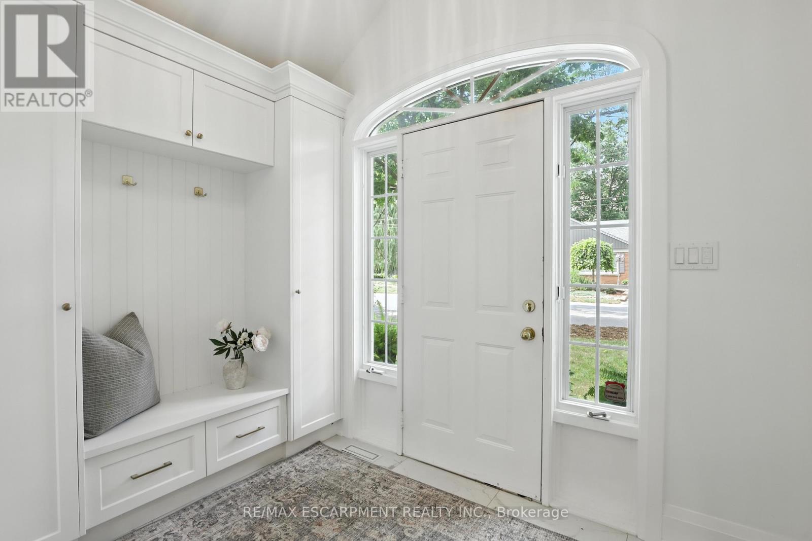 Photo 5 of 821 Shadeland Avenue, Burlington ON
