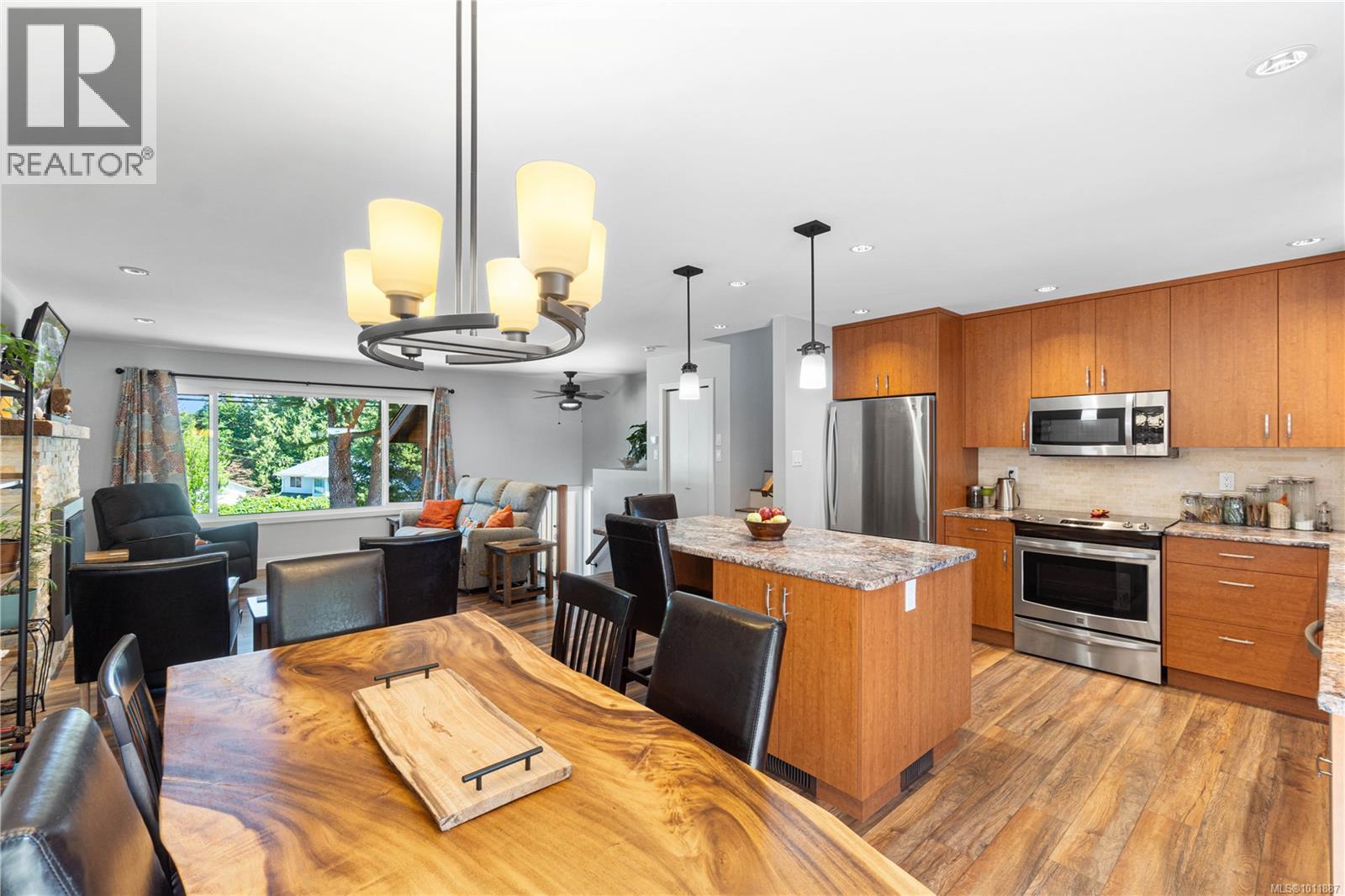 Photo 12 of 5251 Dunster Rd, Nanaimo BC