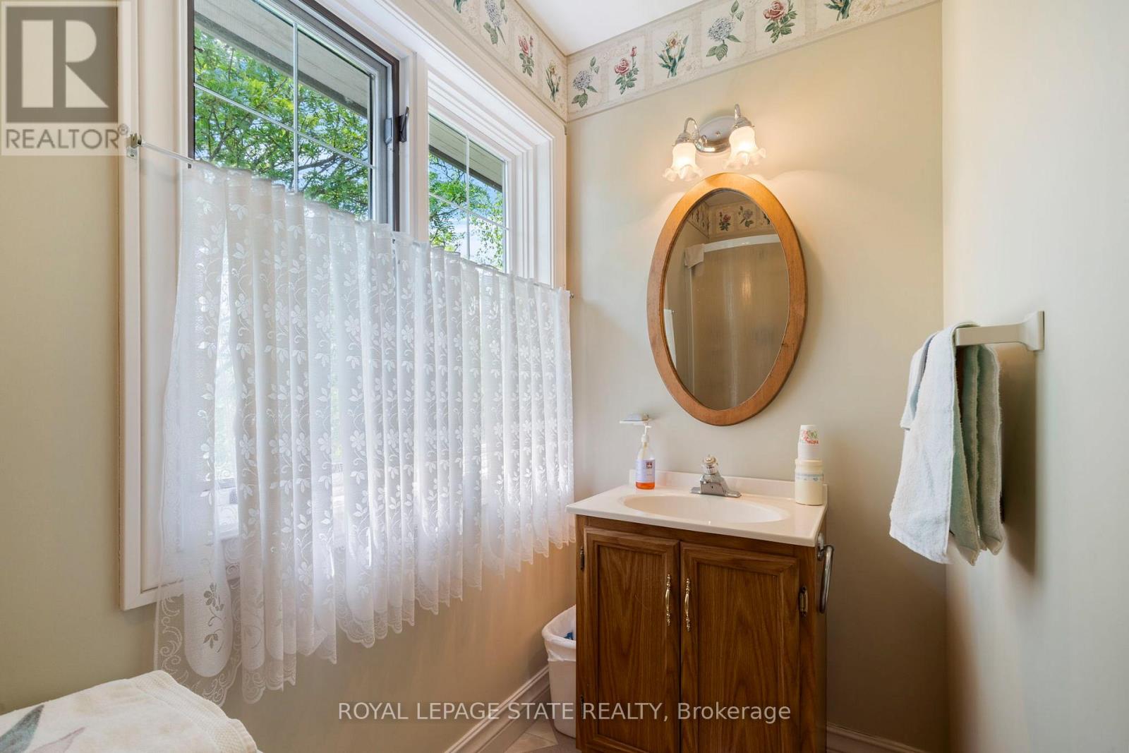 Photo 38 of 402 Progreston Road, Hamilton ON