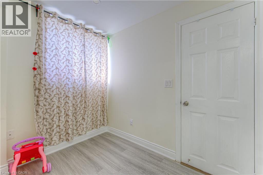 Photo 33 of 70 Gillespie Drive, Brantford ON
