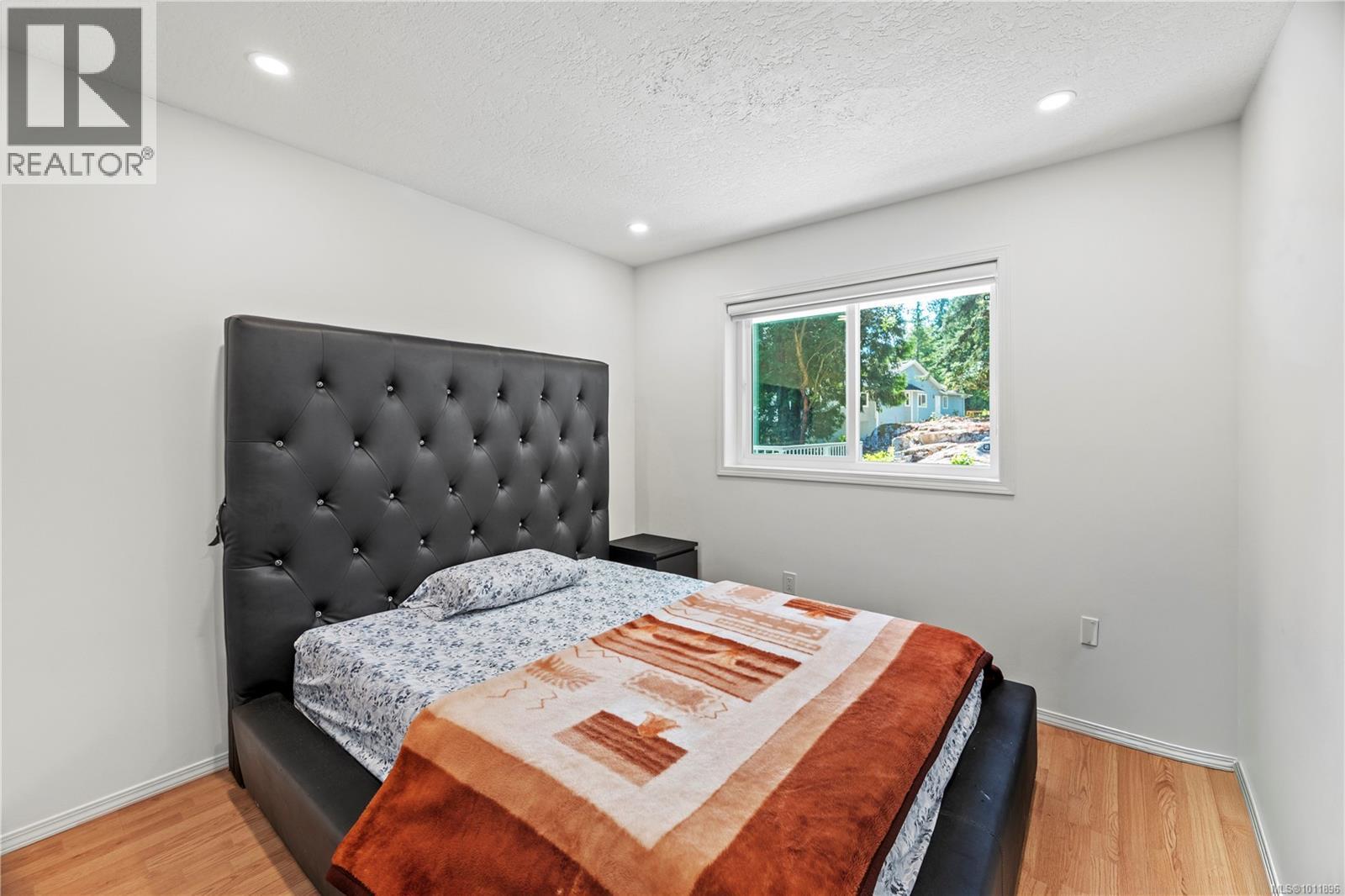 1661 Barrett Dr, North Saanich