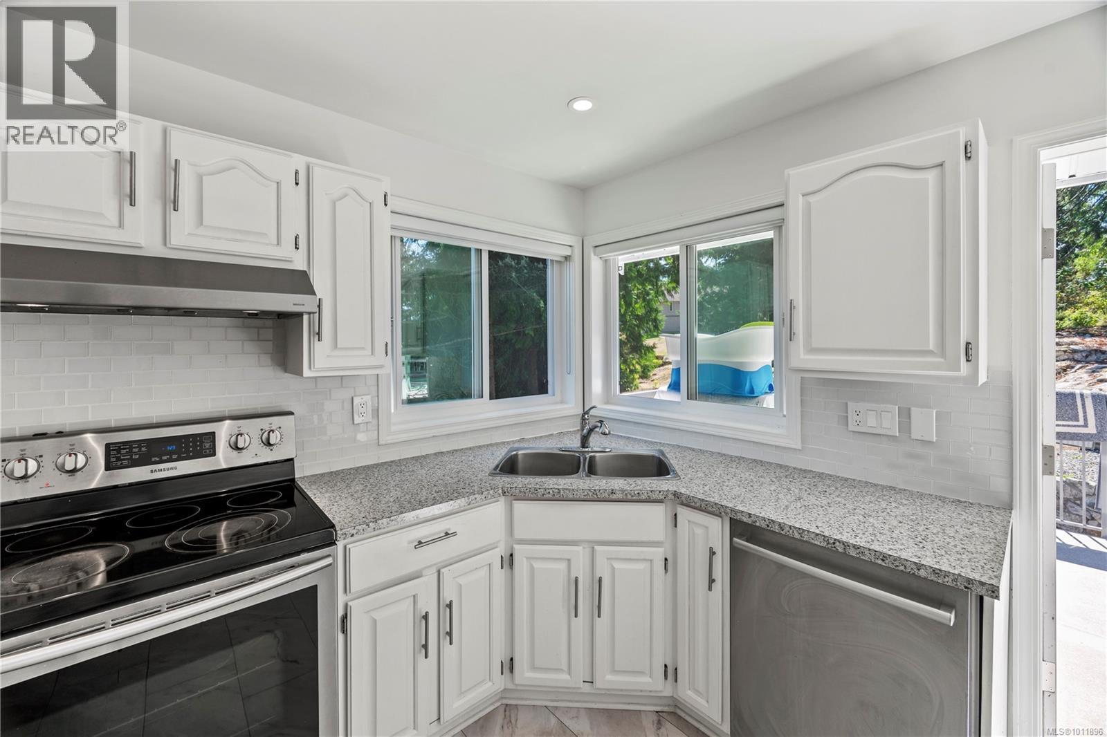 1661 Barrett Dr, North Saanich