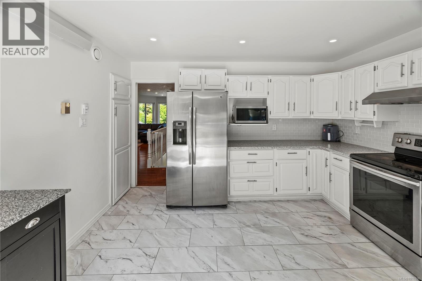 1661 Barrett Dr, North Saanich