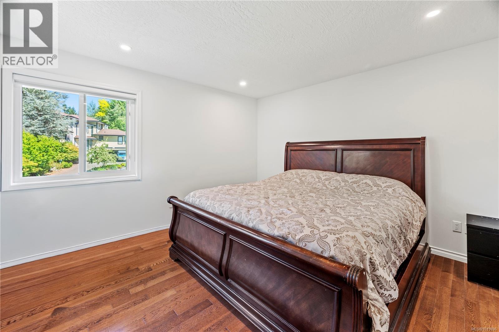 1661 Barrett Dr, North Saanich