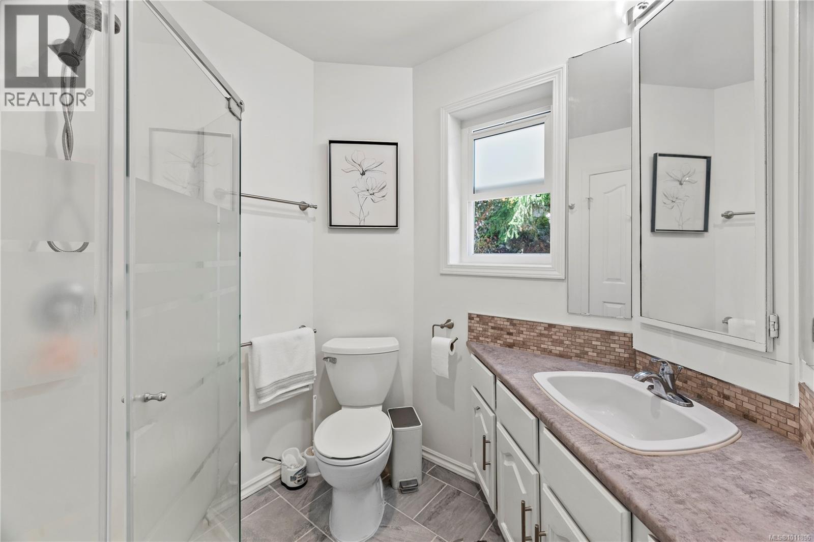 1661 Barrett Dr, North Saanich