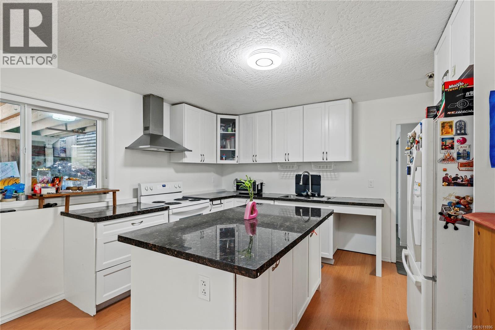 1661 Barrett Dr, North Saanich