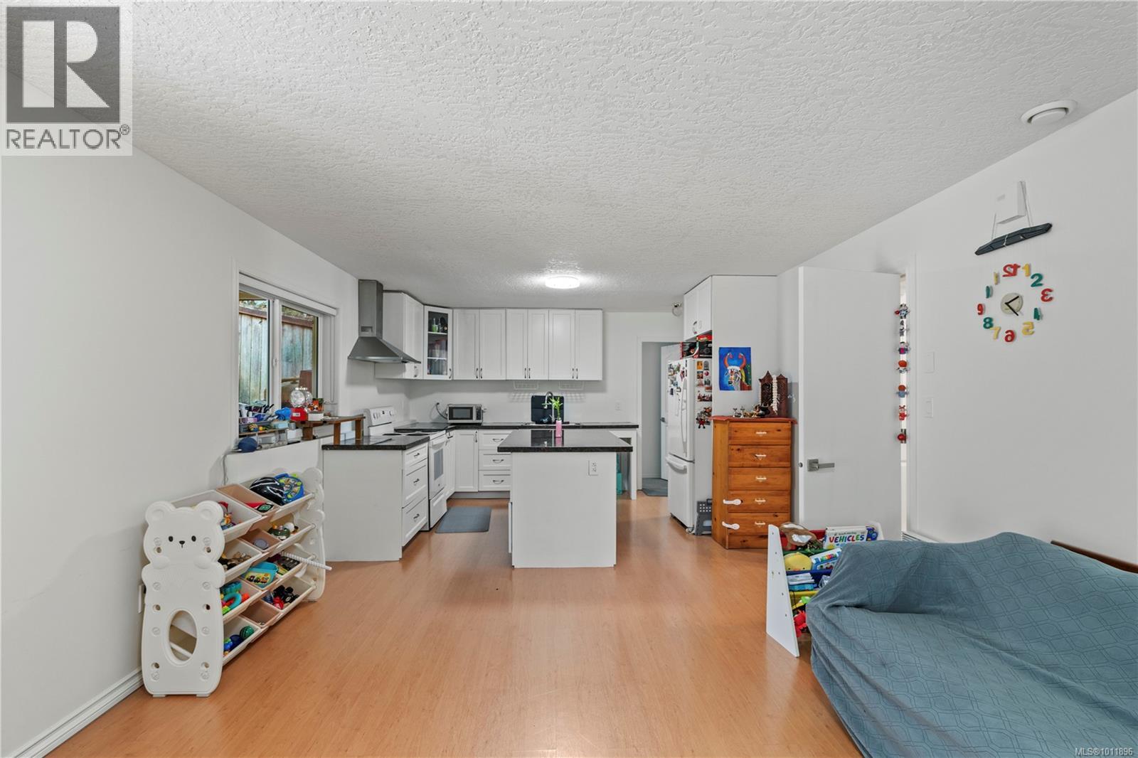 1661 Barrett Dr, North Saanich