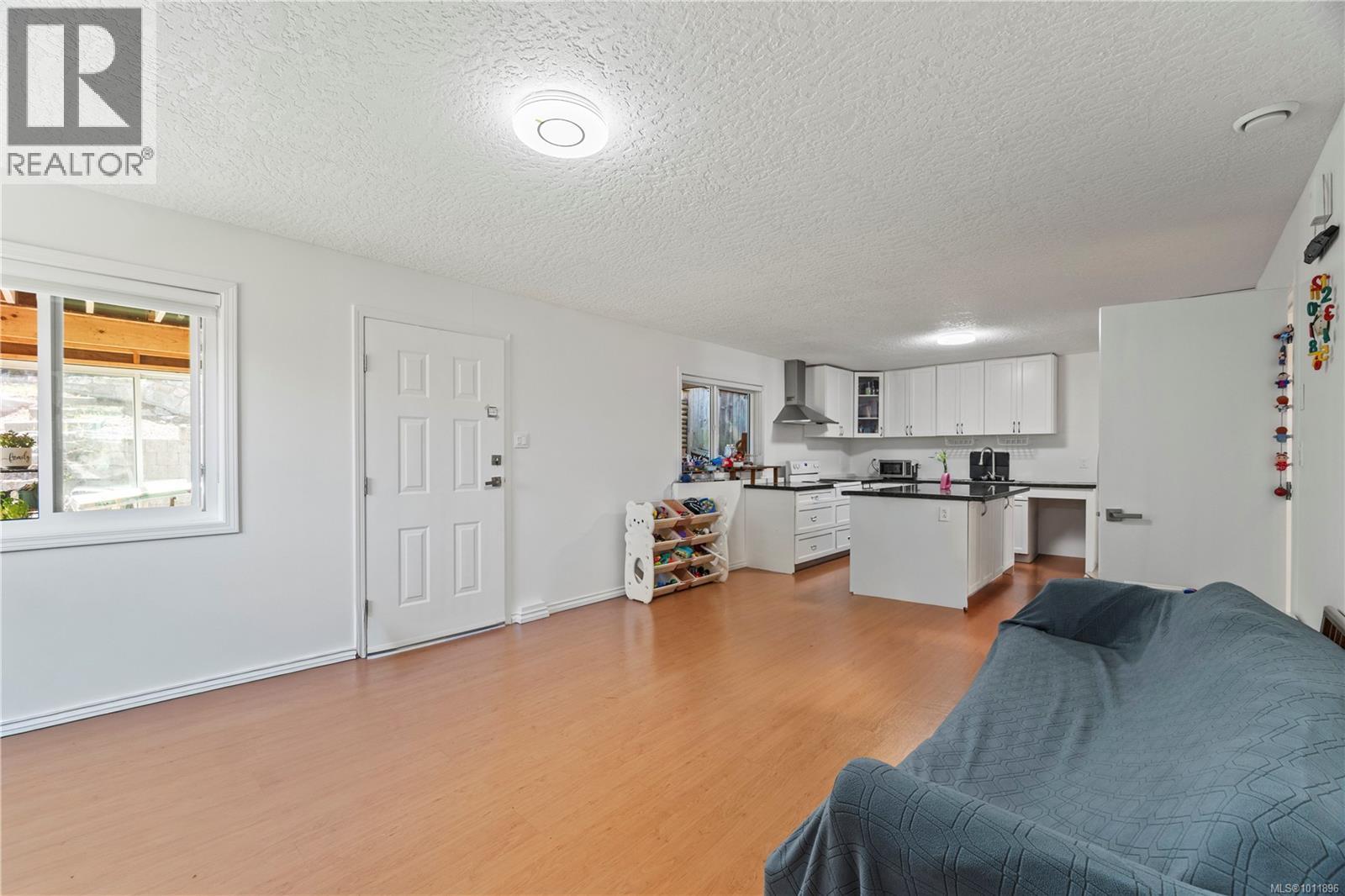1661 Barrett Dr, North Saanich