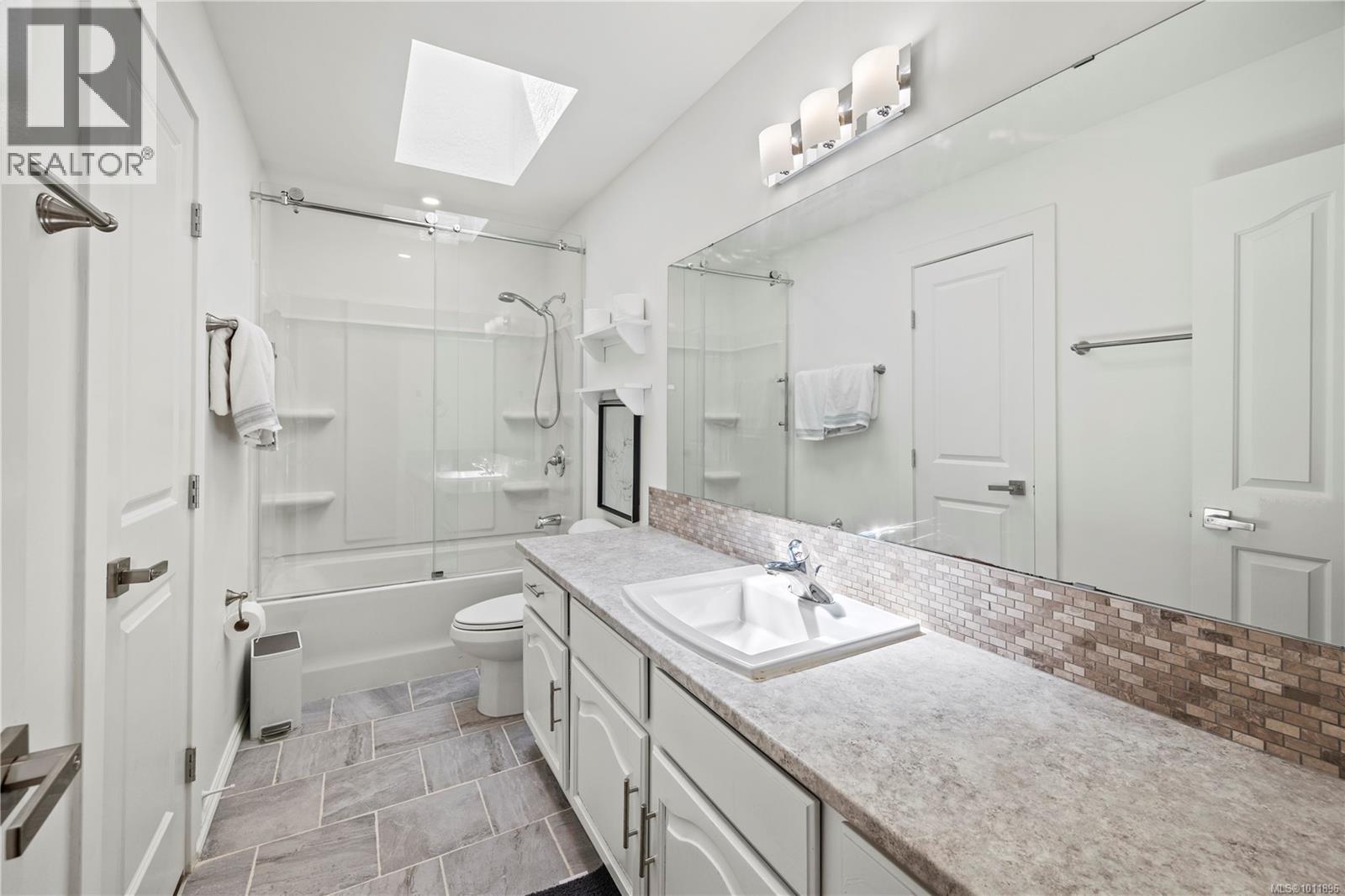 1661 Barrett Dr, North Saanich