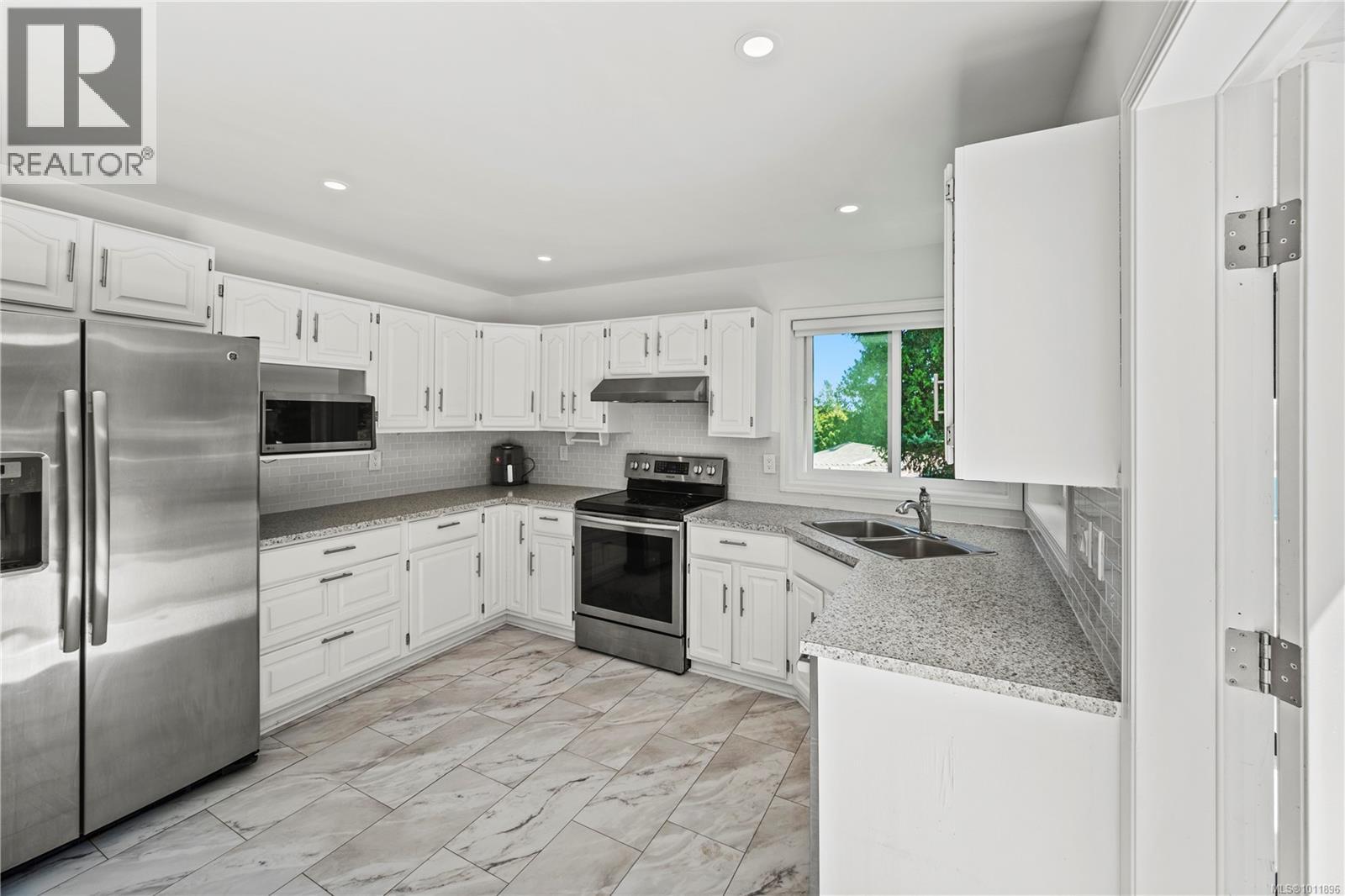 1661 Barrett Dr, North Saanich
