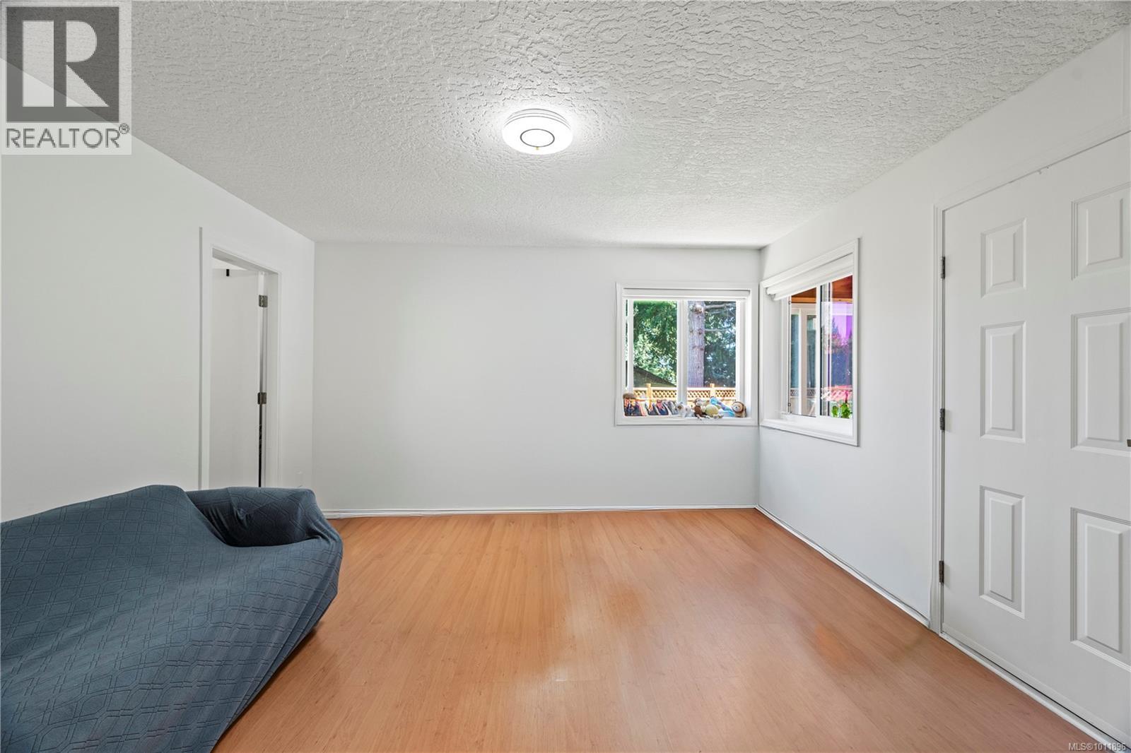 1661 Barrett Dr, North Saanich
