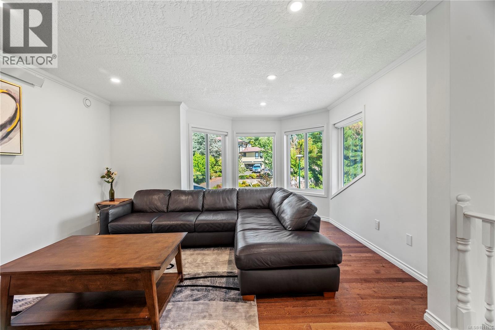1661 Barrett Dr, North Saanich
