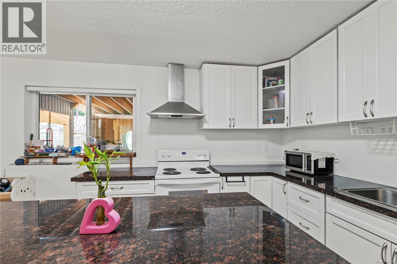 1661 Barrett Dr, North Saanich