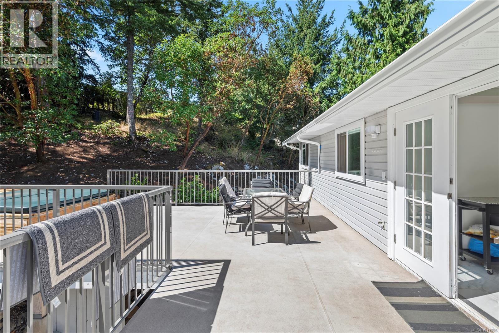 1661 Barrett Dr, North Saanich